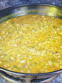 Una foto de Arroz caldoso con gurumelos, lagarto ibérico y trigueros