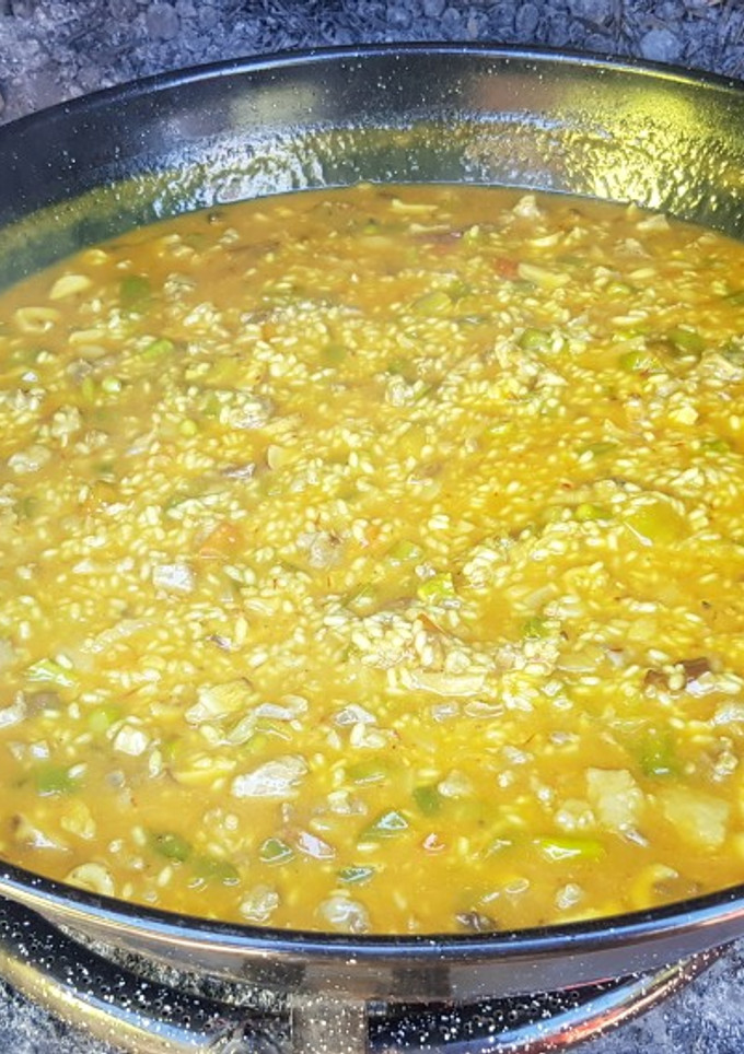 Una foto de Arroz caldoso con gurumelos, lagarto ibérico y trigueros