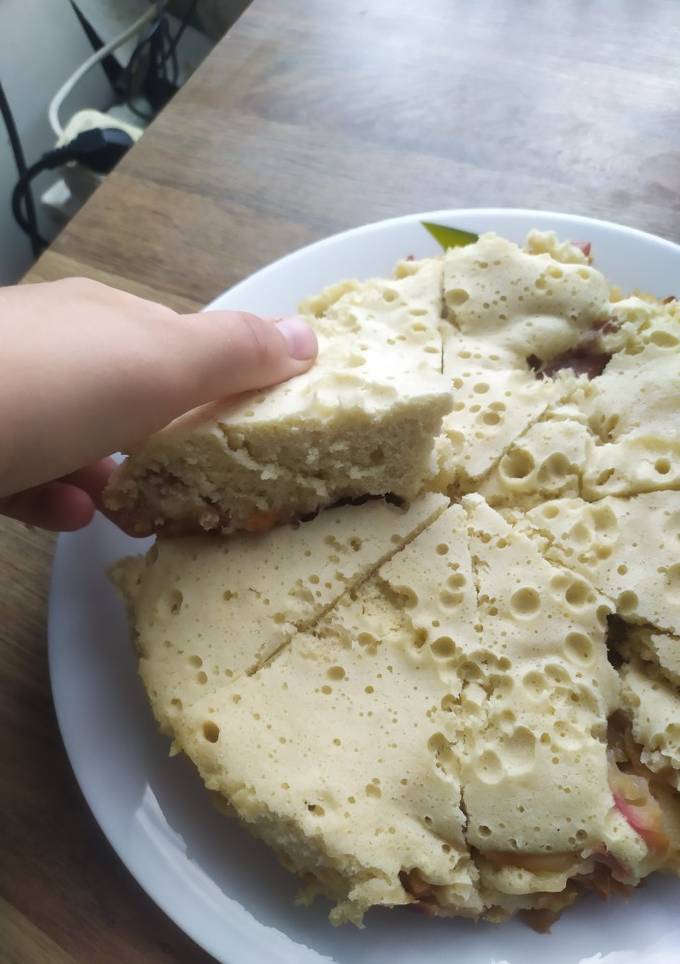 Яблучна шарлотка в мультиварці