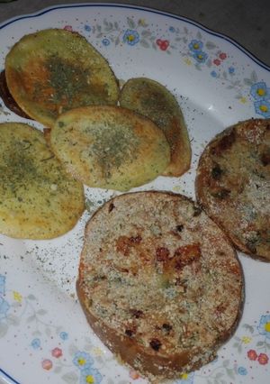 Una foto de Milanesas de calabaza con papas al horno a la provenzal!!😋🍟