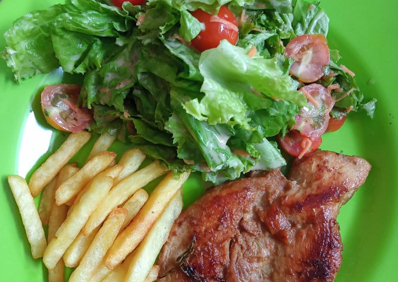 Menu diet (Salad sayur+ ayam grill+ kentang goreng)