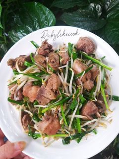 Hình của món Lòng gà xào giá hẹ.