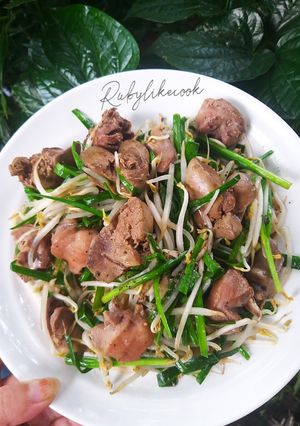 Hình của món Lòng gà xào giá hẹ.
