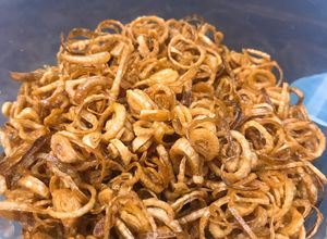 Hình của món Hành phi giòn rùm rụm.