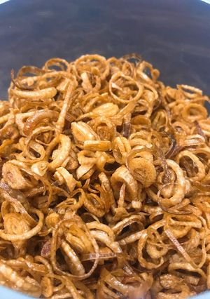 Hình của món Hành phi giòn rùm rụm.