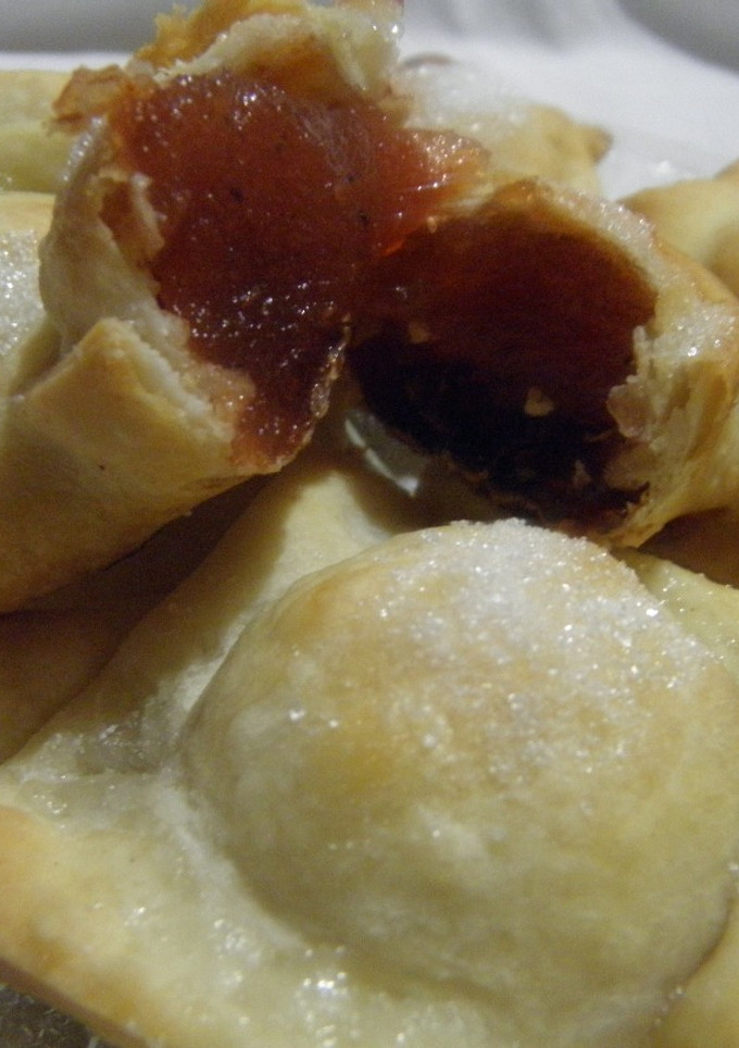 Una foto de Pastelitos criollos con dulce de membrillo al horno