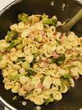 Orecchiette cu broccoli și piept de pui