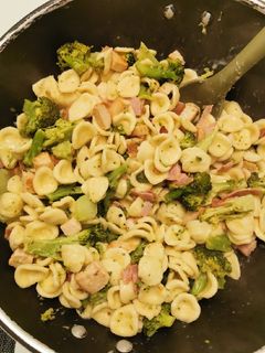 O poză a rețetei Orecchiette cu broccoli și piept de pui.