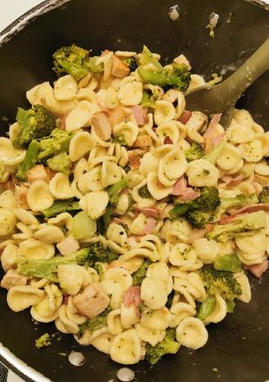 O poză a rețetei Orecchiette cu broccoli și piept de pui.