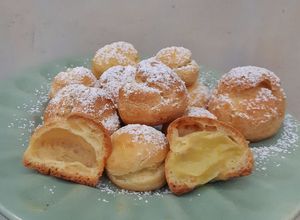 Una foto de Profiteroles con lemon curd