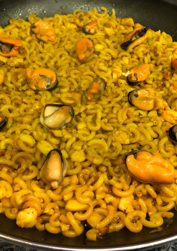Una foto de Fideuá de mejillones, sepia y langostinos