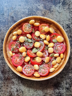 Una foto de Ensalada de tomatitos cherry y lupines (altramuces) "Tres S" 🍅 sencilla, sabrosa, saludable