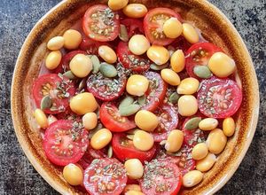 Una foto de Ensalada de tomatitos cherry y lupines (altramuces) "Tres S" 🍅 sencilla, sabrosa, saludable