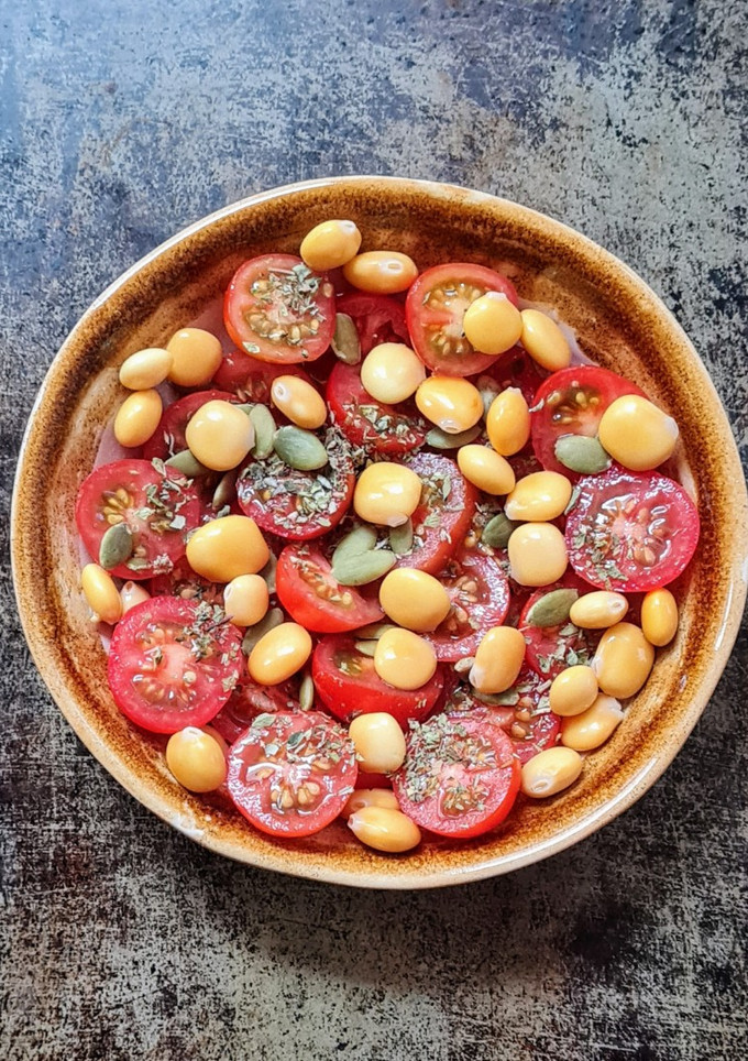 Una foto de Ensalada de tomatitos cherry y lupines (altramuces) "Tres S" 🍅 sencilla, sabrosa, saludable
