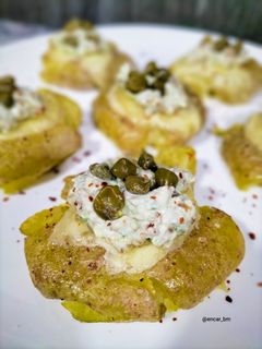 Una foto de Patatas crujientes con queso y mayonesa de aguacate y cebolla