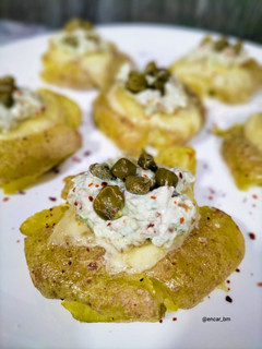Una foto de Patatas crujientes con queso y mayonesa de aguacate y cebolla