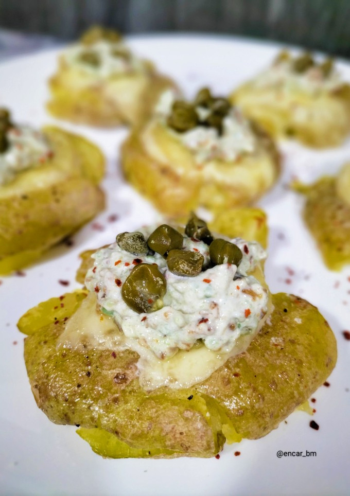Una foto de Patatas crujientes con queso y mayonesa de aguacate y cebolla
