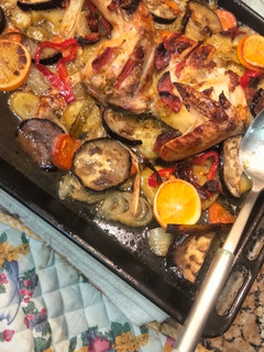 Una foto de Pollo asado con cerveza y vegetales