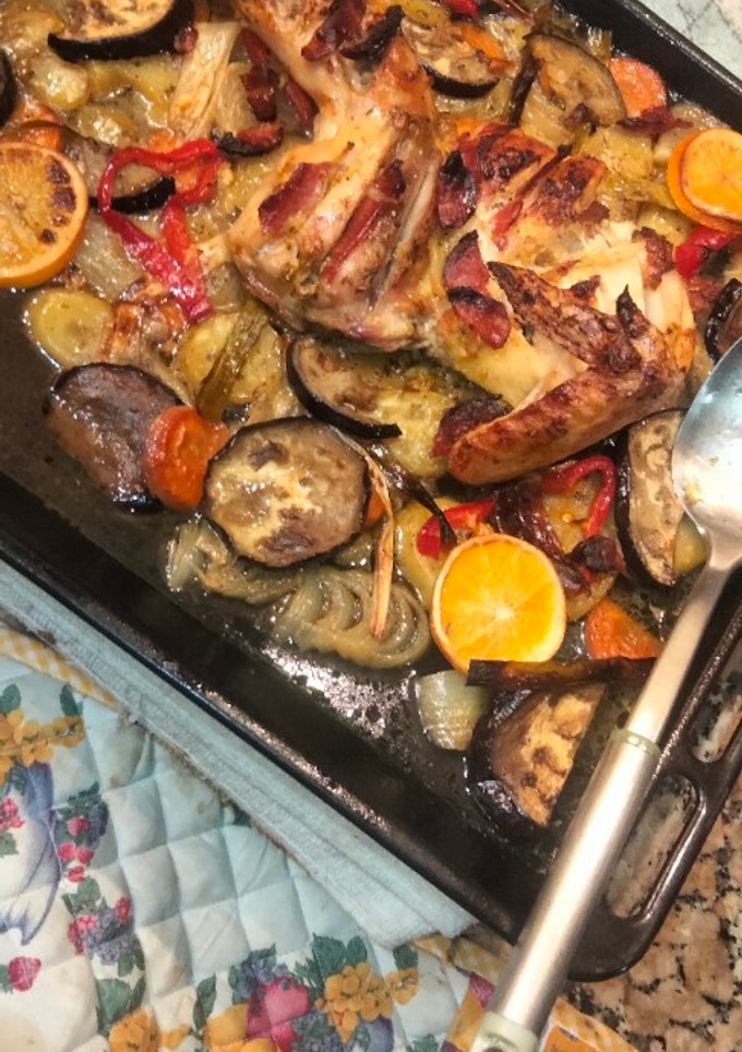 Una foto de Pollo asado con cerveza y vegetales