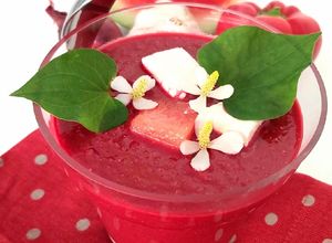 Une photo de Gaspacho de pastèque, betterave et feta