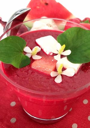 Une photo de Gaspacho de pastèque, betterave et feta