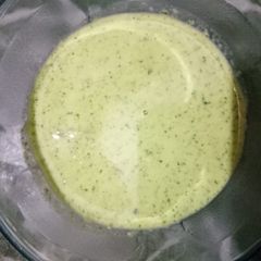 A picture of Coriander garlic chutney.