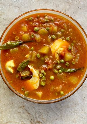 A picture of Boiled egg in Aloo Matar.