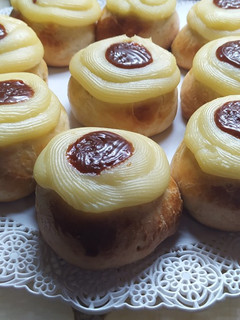 Una foto de Pan de Leche con Crema Pastelera / Factura