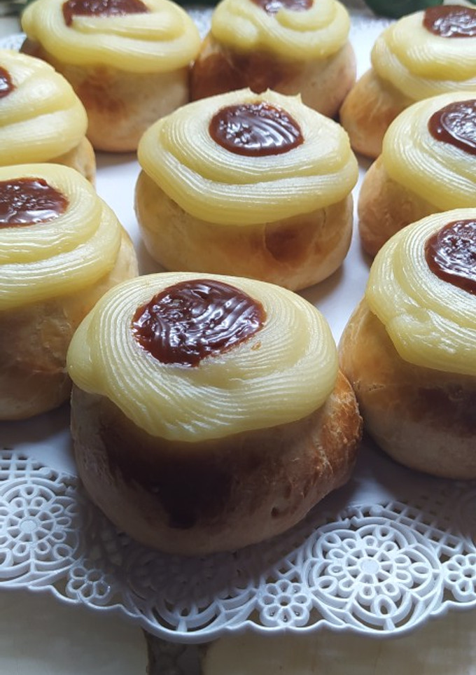 Una foto de Pan de Leche con Crema Pastelera / Factura