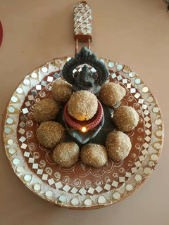 ગોળ ના લાડુ(Jaggery Ladoo Recipe In Gujarati) રેસીપી મુખ્ય ફોટો