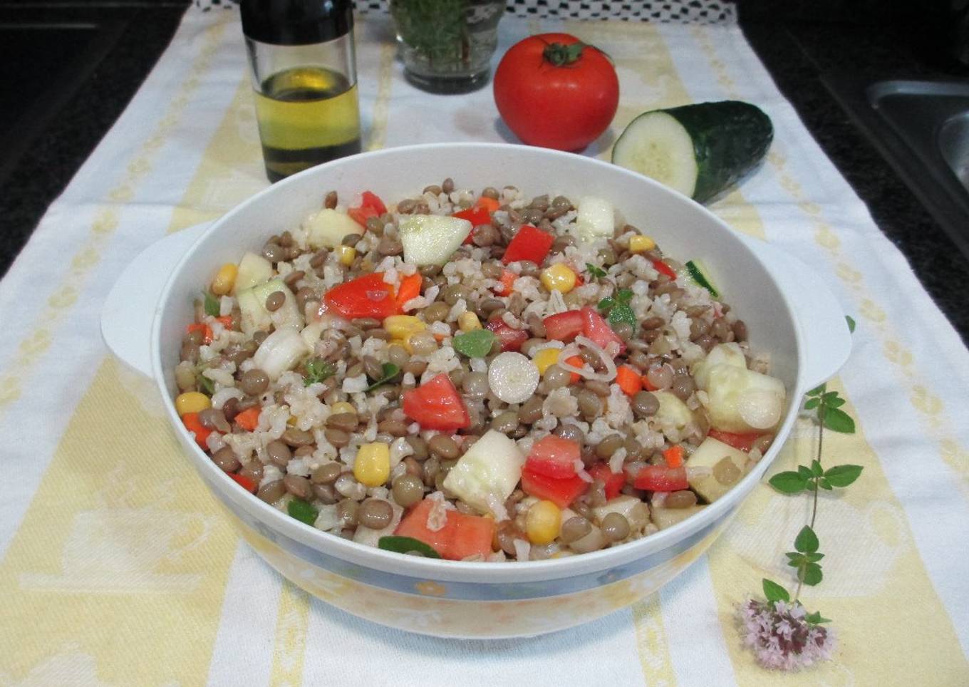 Ensalada de lentejas con arroz integral y maíz al aroma del orégano frresco