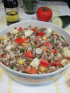 Una foto de Ensalada de lentejas con arroz integral y maíz al aroma del orégano frresco