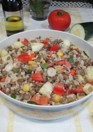 Una foto de Ensalada de lentejas con arroz integral y maíz al aroma del orégano frresco