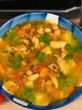 Sopa de garbanzos y vegetales con bacalao