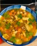 Sopa de garbanzos y vegetales con bacalao