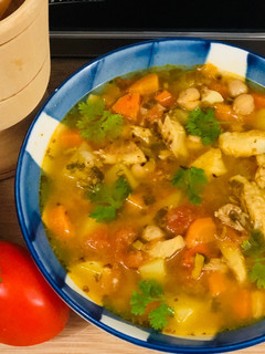 Una foto de Sopa de garbanzos y vegetales con bacalao