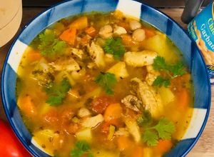 Una foto de Sopa de garbanzos y vegetales con bacalao