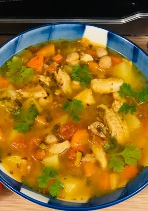 Una foto de Sopa de garbanzos y vegetales con bacalao