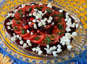 Une photo de Salade de betteraves rouges et tomates à la feta et persil