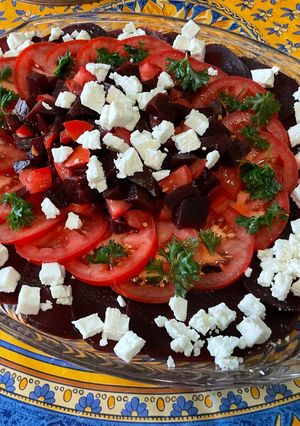 Une photo de Salade de betteraves rouges et tomates à la feta et persil