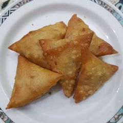 A picture of Aalu ke samose.