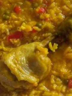 Una foto de Arroz caldoso con muslos de pollo