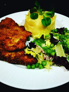 Una foto de Filete de pechuga de pollo con puré de patata al curry