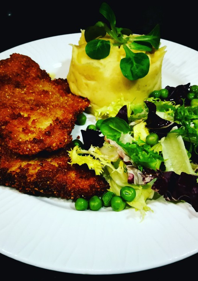 Una foto de Filete de pechuga de pollo con puré de patata al curry