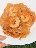 Merluza encebollada con gambas