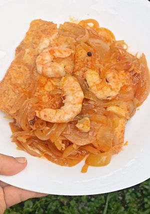 Una foto de Merluza encebollada con gambas