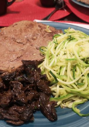 Una foto de Spaghetti de zapallo italiano con callampas
