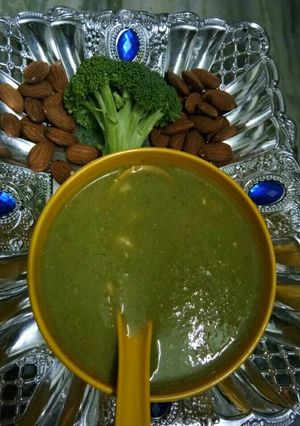 A picture of Broccoli Almonds Soup.