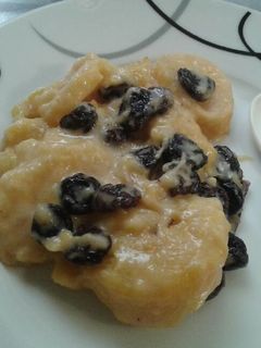 Una foto de Platanito con pasas en crema de leche