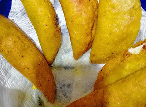 Una foto de Empanadas de plátano verde rellenas de pollo alcaparrado